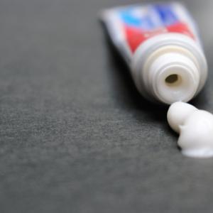 Лекари: Спрете да слагате паста за зъби върху гениталиите си!