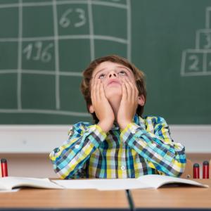 Седенето мирно в клас намалява умствената дейност