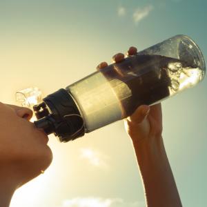 4 детокс съставки, които може да добавяте към водата си