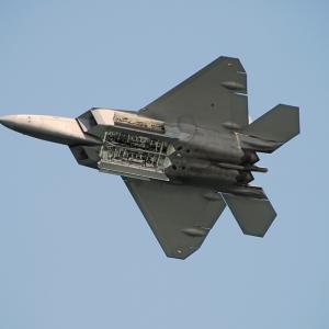 Видео: Изтребителят F-22 Raptor в действие