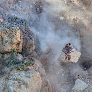 Скални лавини заплашват стохилядни градове