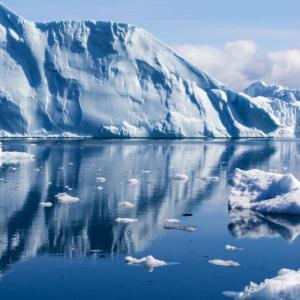 Видяха големи пукнатини в ледовете на Арктика от космоса
