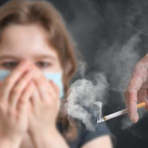 Пасивните пушачи развиват сериозен риск от рак на белите дробове