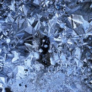 За първи път учените измериха мистериозната сила, която подрежда кристалите