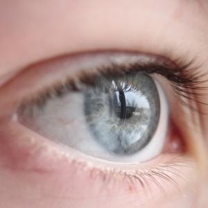 Учените излекуваха възрастова слепота, като нарочно инжектираха очи с настинка
