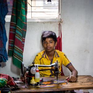 Историята на децата без детство, които шият дрехите ни