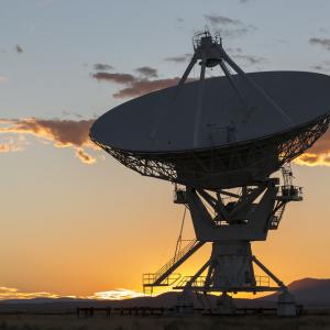 Астрономи засякоха мистериозен радио сигнал, идващ от подобна на Слънцето звезда