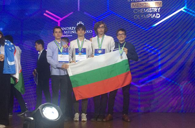 За първи път всички ученици от българския отбор в Менделеевската олимпиада по химия са със сребърни медали
