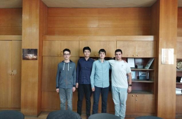 Български ученици спечелиха четири медала от Балканската олимпиада по физика