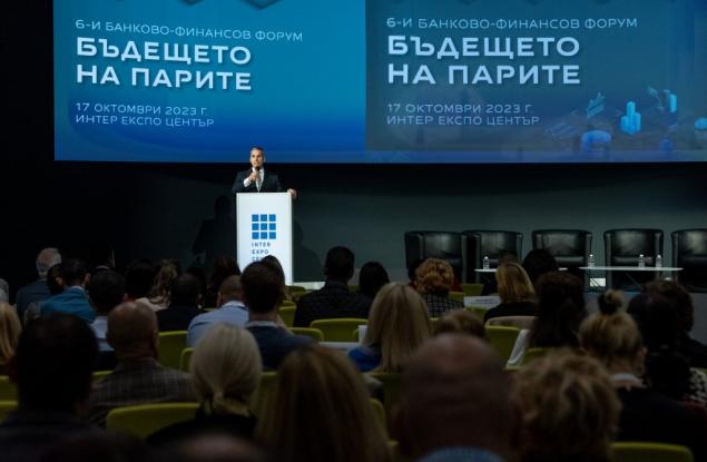 Еврозоната ни чака, фискалният махмурлук все още е тук, а Тръмп може да е истинският „черен лебед“ - изводите от 6-ия форум „Бъдещето на парите“