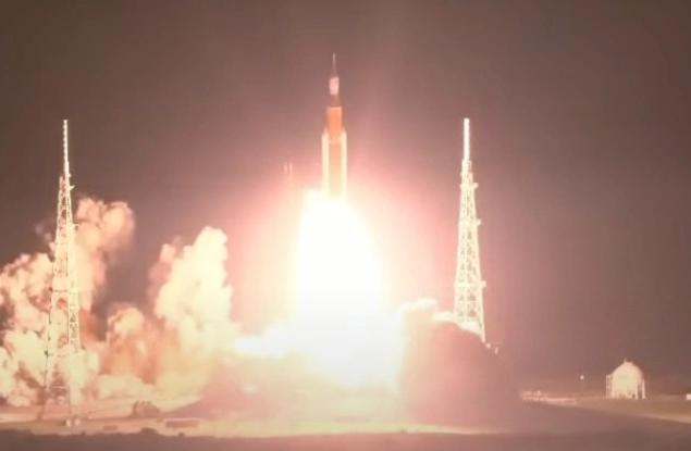 NASA изстреля успешно към Луната своята мегаракета