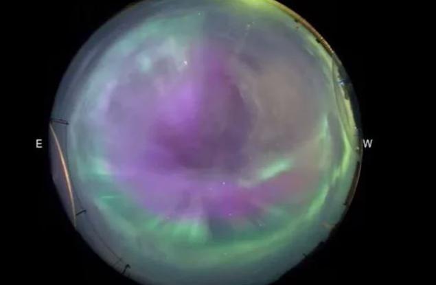 Впечатляващи кадри показват как буря от северни сияния превзема нощното небе