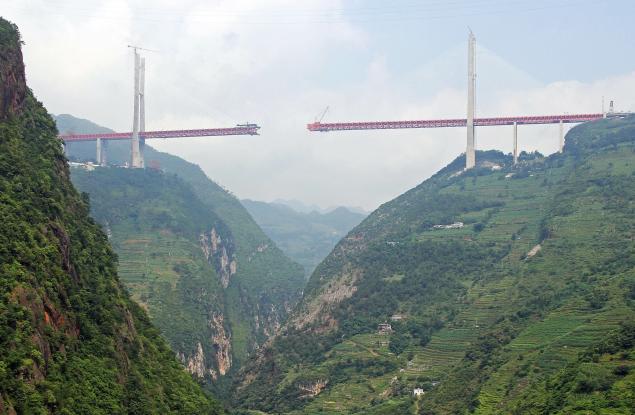 Най-високият мост в света се извисява на зашеметяващите 565 метра над речната долина