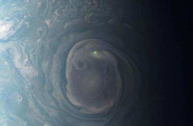 Заснеха зелена мълния сред вихрите на Юпитер