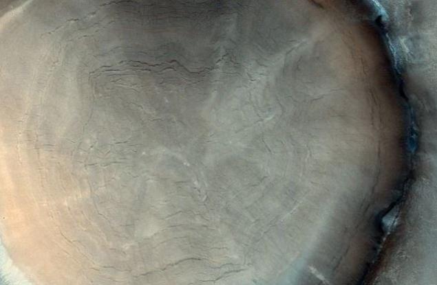 Този изумителен марсиански кратер прилича на дънер