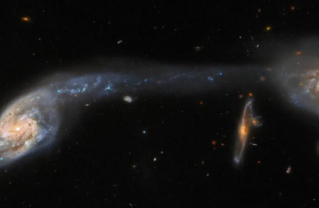 „Хъбъл“ засне двойка галактики, свързани от сияещ звезден мост