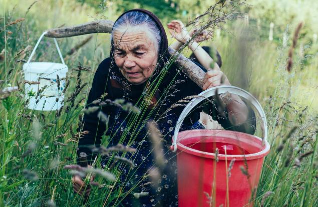 Как етичните последици от промените в климата и недостигът на ресурси оказват влияние върху правата на жените?