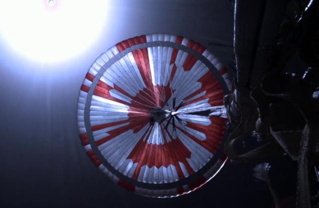 В парашута на „Пърси“ е скрито тайно послание. Но не е единственото