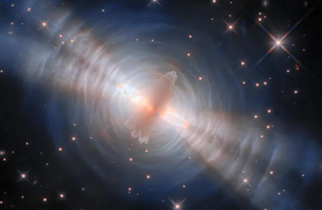 „Хъбъл“ засне една умираща звезда, която извайва зашеметяваща мъглявина