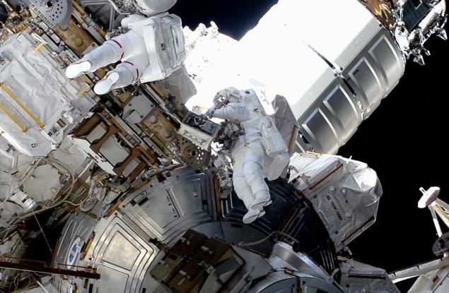 Двете американски астронавтки работиха в открития космос 6 часа и 42 минути 