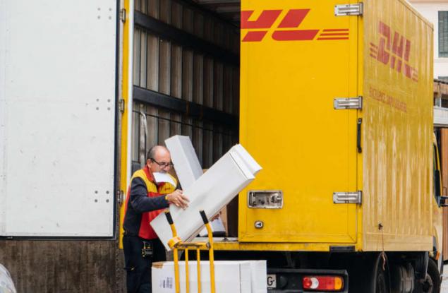 Можете ли да хванете COVID-19 от пощенска пратка или докосвайки смартфона си?