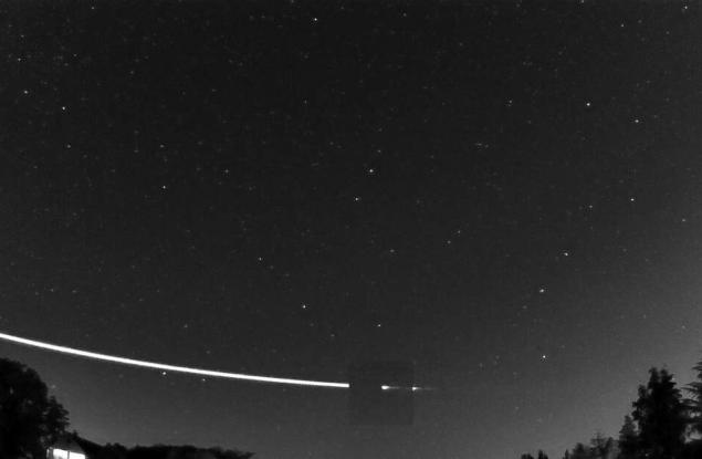 Невероятно видео показва как метеороид отскача от земната атмосфера