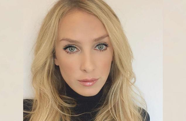 Тази жена е своя собствена близначка