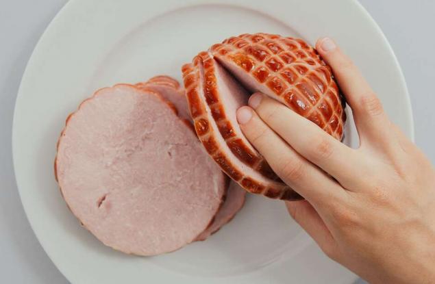 Коремната кухина на жена се надува като балон по време на орален секс