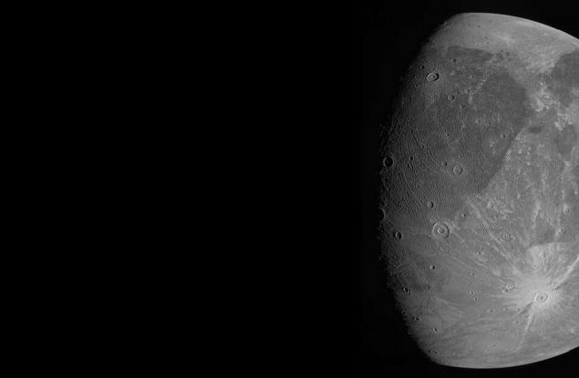 “Джуно“ направи едни от най-близките и детайлни снимки на Ганимед, спътника на Юпитер