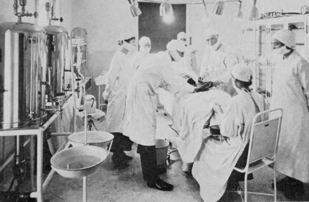 Историята на лекаря, който присажда тестиси на козел в скротумите на мъже