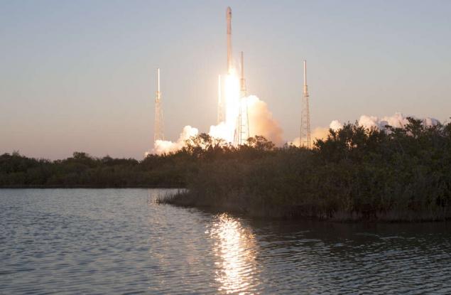 Излязла извън контрол ракета на SpaceX е на път да се разбие в Луната