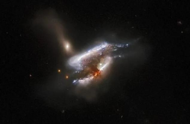 Невероятна снимка показва епичния сблъсък между три галактики