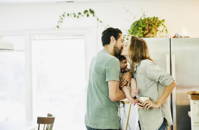 Чувства на показ: Трябва ли мама и татко да показват любовта си 