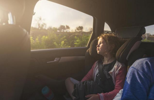 На път с кола в жегата: какво се случва с детето минута по минута