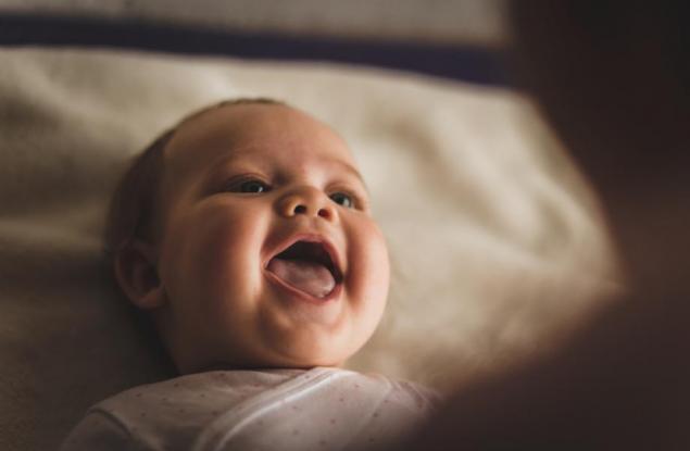 Бебето потрепва на сън, не затваря напълно очи 