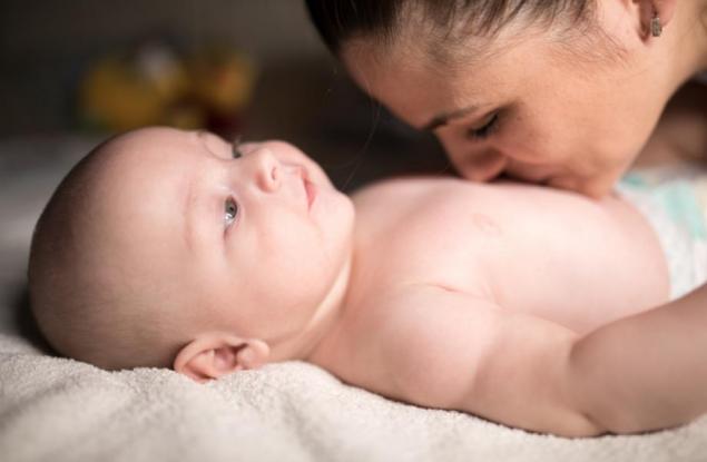 Кога масажът на бебето е от полза и кога вреди