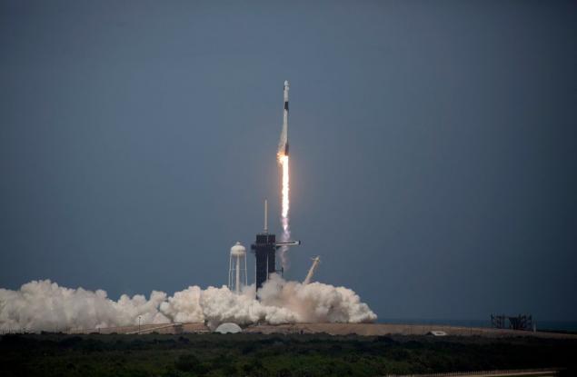 Исторически полет: SpaceX изведе успешно двама астронавти в орбита