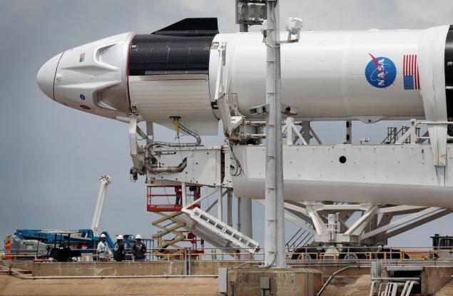 Днес SpaceX ще изпрати хора в Космоса за първи път. Ето как да гледате мисията на живо
