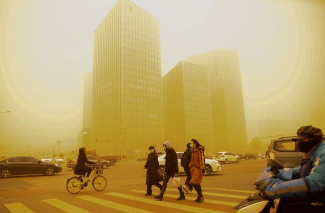 Рекордна пясъчна буря покри Пекин със сюрреалистично було от оранжев прах