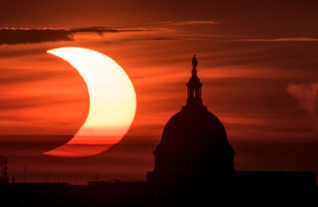 Насладете се на тези невероятни снимки от вчерашното слънчево затъмнение с "огнен пръстен"