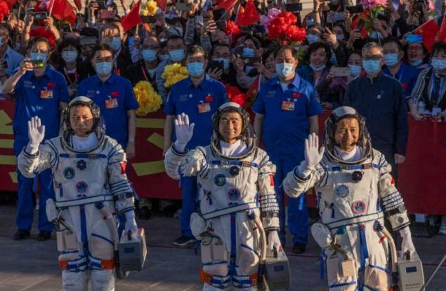 Китай изстреля първия тричленен екипаж до новата си космическа станция