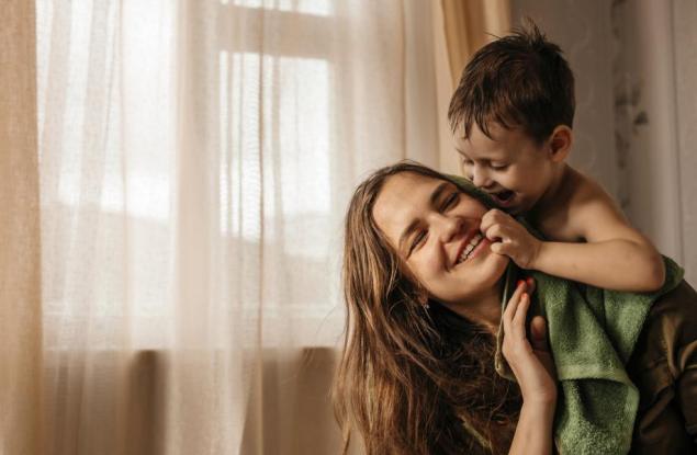 Детето иска да го целуваме като възрастен