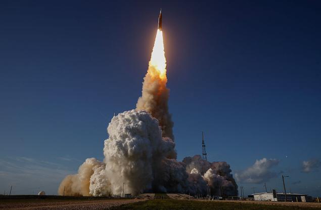 Минута за наука: Оръжие от паднала звезда, НАСА изпрати четирима астронавти към Луната и други интересни новини