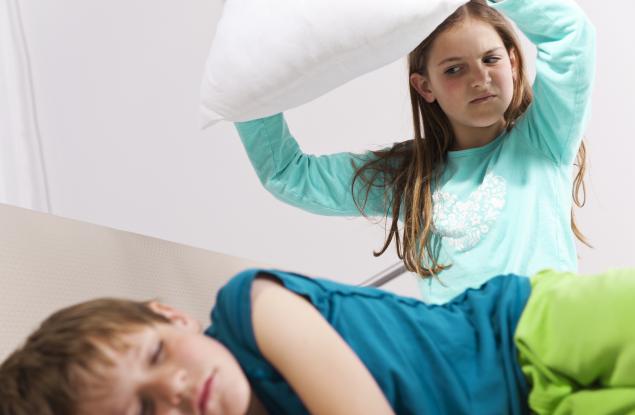 8-годишната ни дъщеря стана агресивна, обижда брат си 