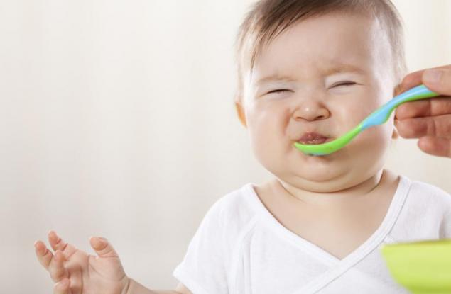 Детето се муси на храната 