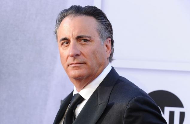 Анди Гарсия се спря да послуша уличен саксофонист в центъра на София (видео)