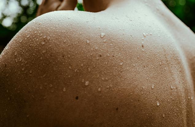 Тестостеронът и телесната миризма може "тихомълком" да влияят върху това как хората възприемат социалния статус на мъжете