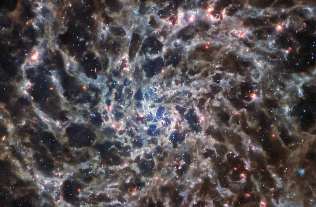 Нова снимка на „Джеймс Уеб“ показва скритите структури на спиралната галактика IC 5332