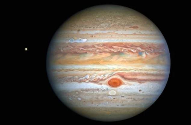 Нова снимка на „Хъбъл“ показва буреносната страна на Юпитер