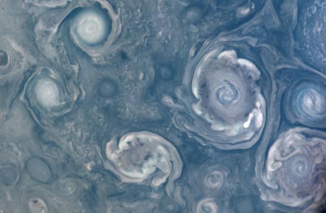 Насладете се на красивите вихри, бушуващи из северния полюс на Юпитер